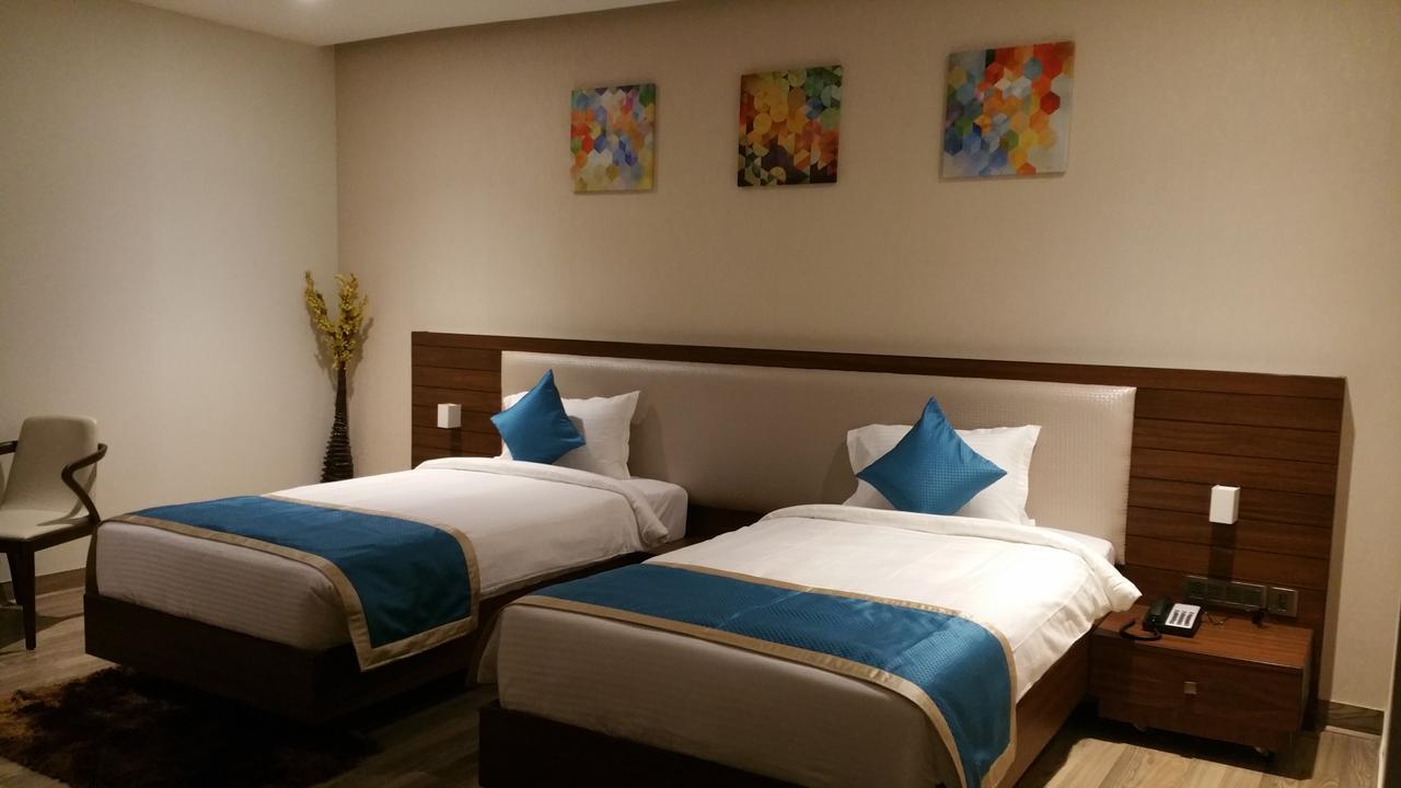 M Crown Hotel Shillong Zewnętrze zdjęcie