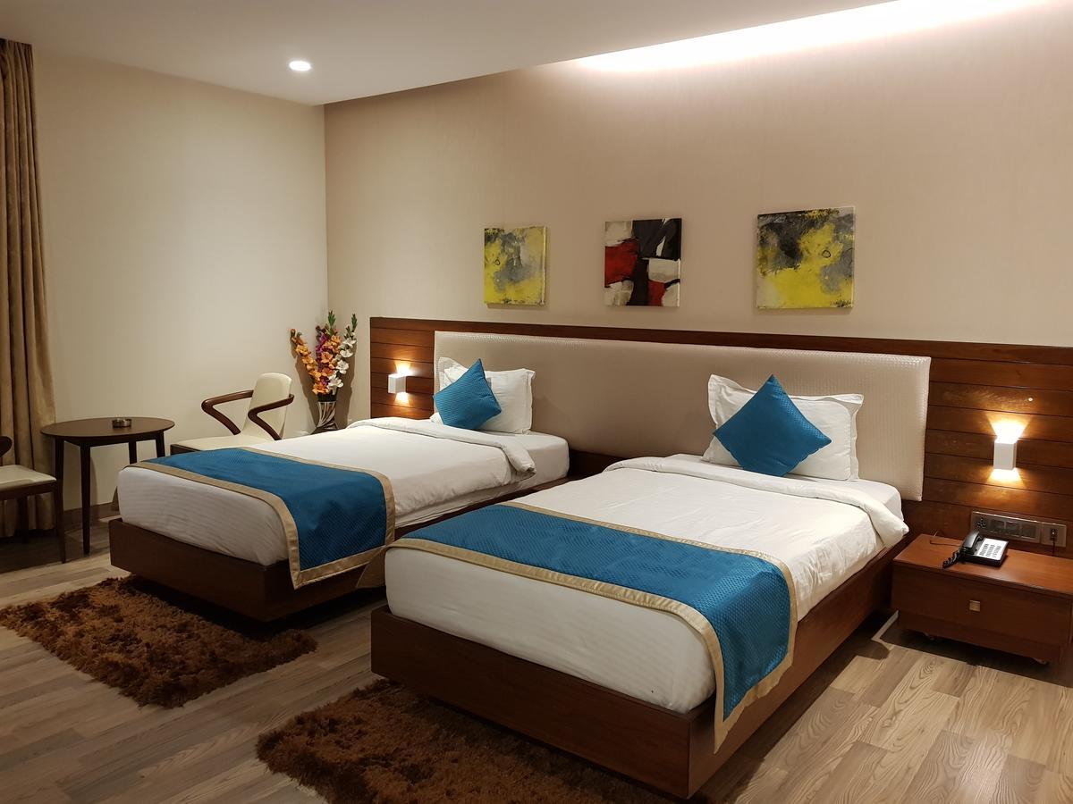 M Crown Hotel Shillong Zewnętrze zdjęcie