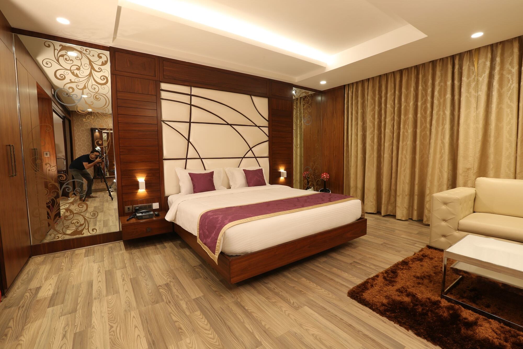 M Crown Hotel Shillong Zewnętrze zdjęcie