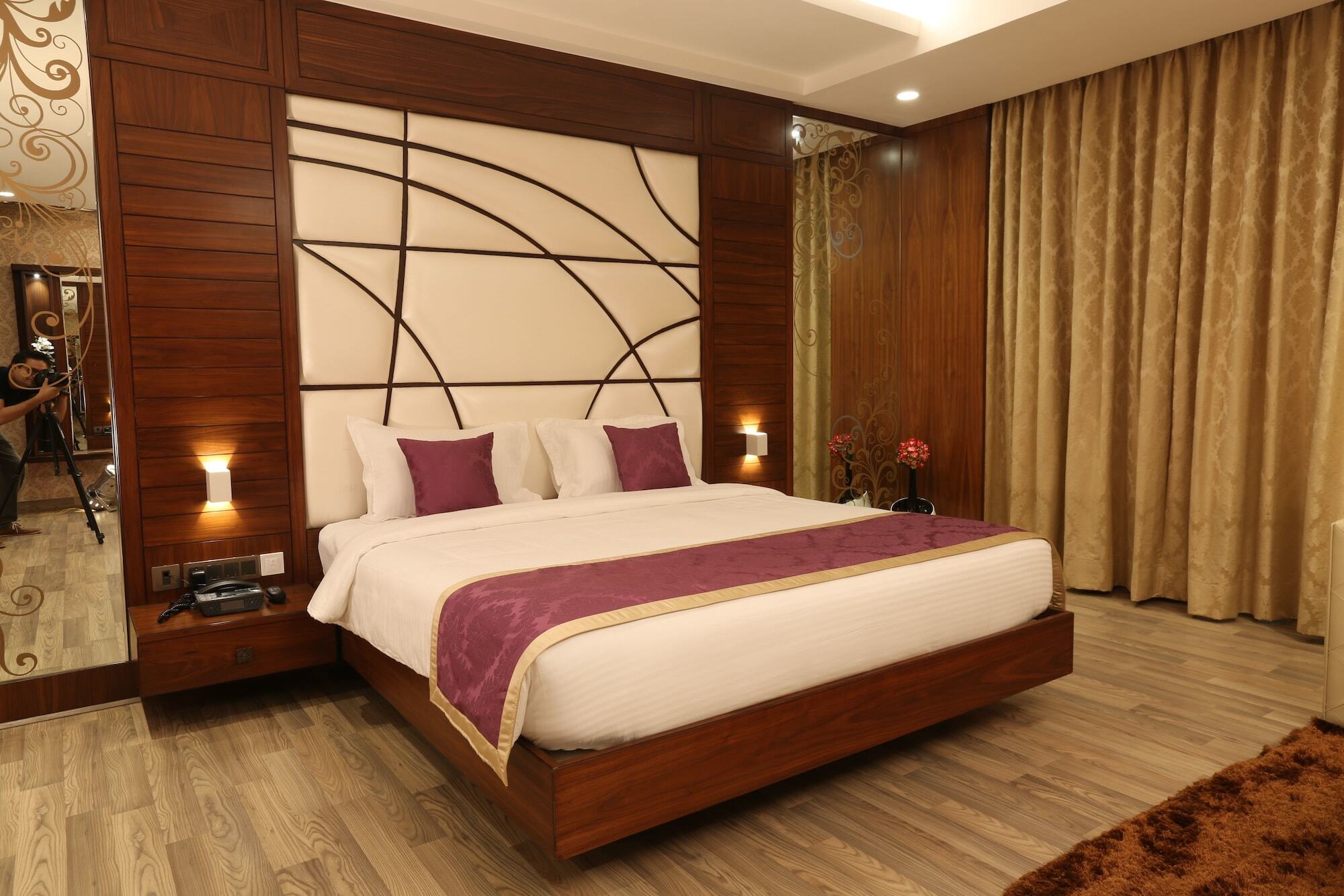 M Crown Hotel Shillong Zewnętrze zdjęcie